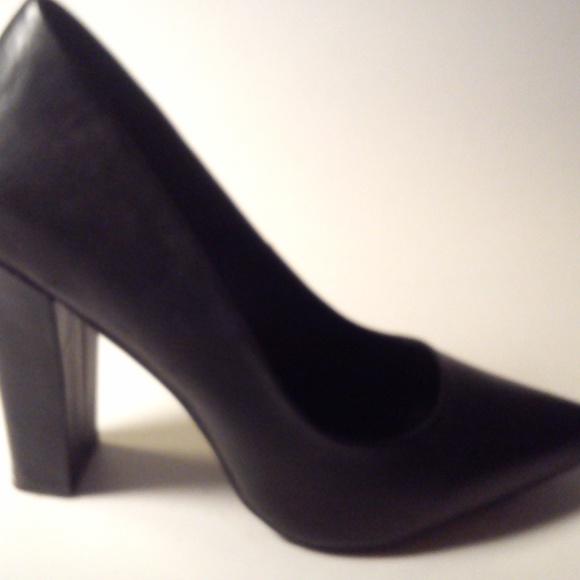 Le Chateau Black Leather heels  **MAKE AN OFFER** - Picture 4 of 6